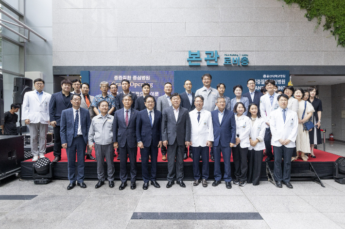 울산대학교병원은 12일 본관 아트리움에서 암·뇌·심장 전문 중심병원 개원 기념식을 열었다. 사진 울산대병원 제공 