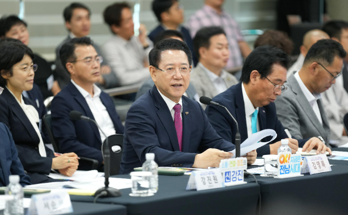 김영록 전라남도지사가 12일 강진군 푸소센터에서 열린 '강진군 정책비전 투어' 행사에 참석해 토론을 주재하고 미래 비전 및 정책현안 등 지역 발전에 대한 의견과 제안에 대한 질문에 답변을 하고 있다. 전라남도 제공 