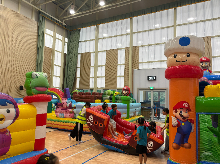 울산 동구 주전초등학교(교장 김경옥)는 12일 강당과 풋살장에서 두서초등학교(교장 정해철)와 함께 '여름에 폭싹 빠졌쑤다' 프로그램을 운영했다. 울산광역시교육청 제공