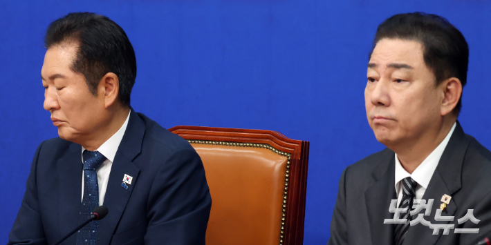 더불어민주당 정청래 대표(왼쪽)와 김병기 원내대표가 12일 서울 여의도 국회에서 열린 최고위원회의에 참석하고 있다. 윤창원 기자
