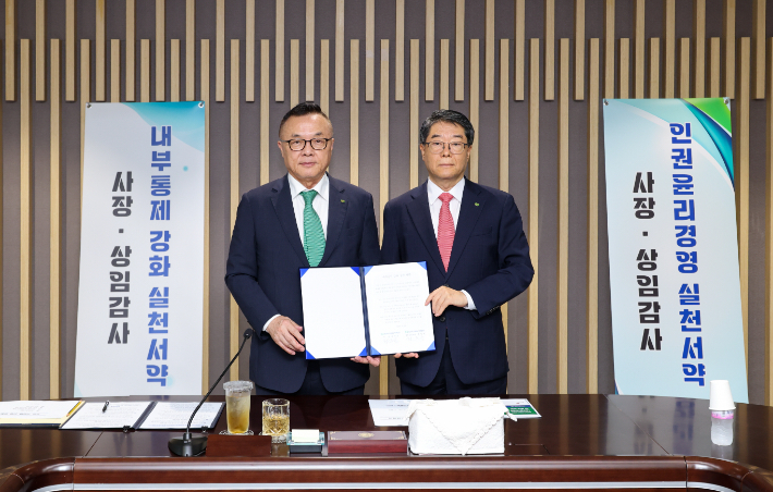 황주호(왼쪽) 한수원 사장이 경영진들의 내부통제 강화를 위한 실천 서약식을 갖고 있다. 한수원 제공
