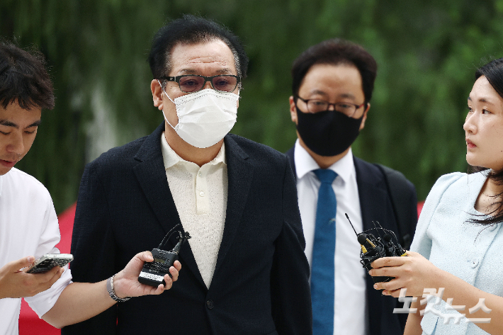 김건희 씨의 '통일교 청탁 의혹' 당사자로 알려진 건진법사 전성배 씨가 지난달 18일 오전 서울 종로구에 마련된 김건희 특검팀 사무실에 출석하고 있다. 황진환 기자