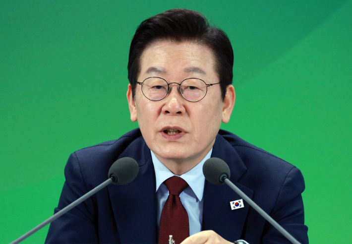 이재명 대통령이 12일 강원도 춘천시 강원창작개발센터에서 열린 지역 토론회 '강원의 마음을 듣다' 타운홀 미팅에서 질문에 답변하고 있다. 연합뉴스