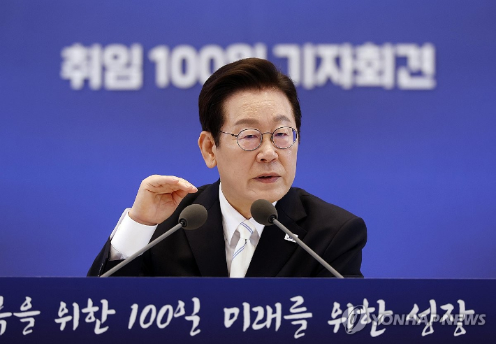 (서울=연합뉴스) 김도훈 기자 = 이재명 대통령이 11일 청와대 영빈관에서 열린 취임 100일 기자회견 '회복을 위한 100일, 미래를 위한 성장'에서 답변하고 있다. 2025.9.11 superdoo82@yna.co.kr 연합뉴스