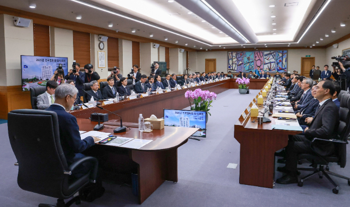 천대엽 법원행정처장이 12일 서울 서초구 대법원에서 열린 전국법원장회의 임시회의를 주재하고 있다. 연합뉴스