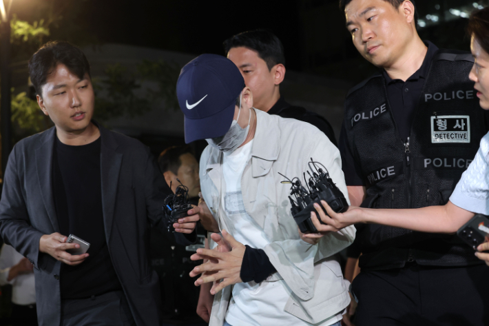 '삼부토건 주가조작' 사건으로 수사받다가 도주한 이기훈 삼부토건 부회장(겸 웰바이오텍 회장)이 경찰에 체포돼 11일 서울 종로구에 마련된 김건희특검 사무실로 들어서고 있다. 연합뉴스
