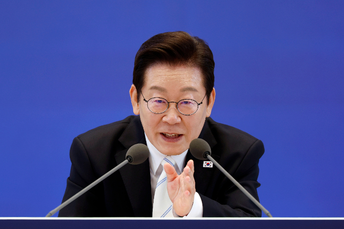 이재명 대통령이 11일 청와대 영빈관에서 열린 취임 100일 기자회견 '회복을 위한 100일, 미래를 위한 성장'에서 발언하고 있다. 연합뉴스