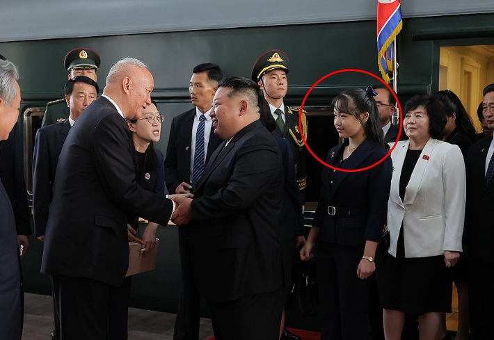 김정은 북한 국무위원장이 2일 현지시간 오후 4시 중국 수도 베이징에 도착했다고 조선중앙통신이 보도했다. 통신이 공개한 사진에 따르면 김 위원장의 딸 주애(붉은 원), 조용원·김덕훈 당 비서,  최선희 외무상 등이 동행했다. 연합뉴스