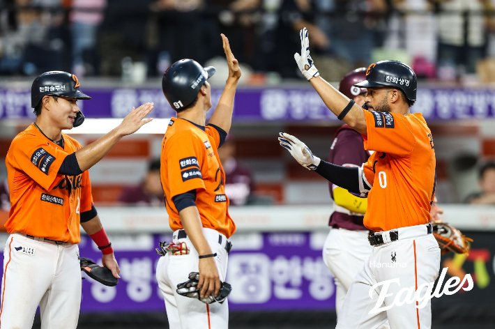13일 키움 전에서 만루 홈런을 치고 기뻐하는 한화 리베라토(사진 오른쪽). 한화 이글스 제공