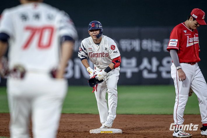 13일 SSG와 경기에서 안타를 치고 출루한 롯데 김민성. 롯데 자이언츠 제공