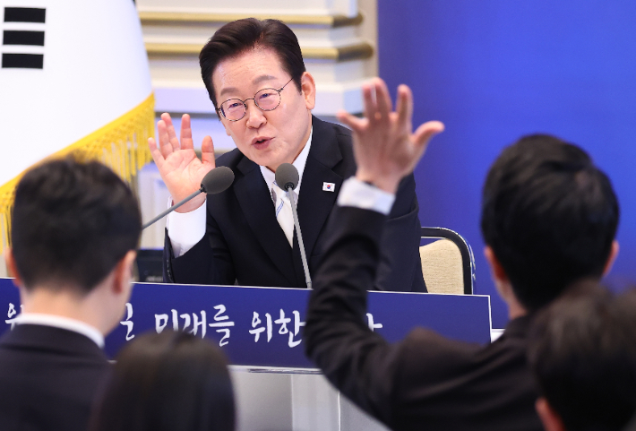 이재명 대통령이 11일 청와대 영빈관에서 열린 취임 100일 기자회견 '회복을 위한 100일, 미래를 위한 성장'에서 취재진 질문을 받고 있다. 연합뉴스