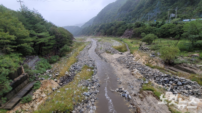 지난 13일 강릉지역에 단비가 내리면서 그동안 말라있던 오봉저수지 상류 일원에 물줄기가 흐르고 있는 모습. 전영래 기자