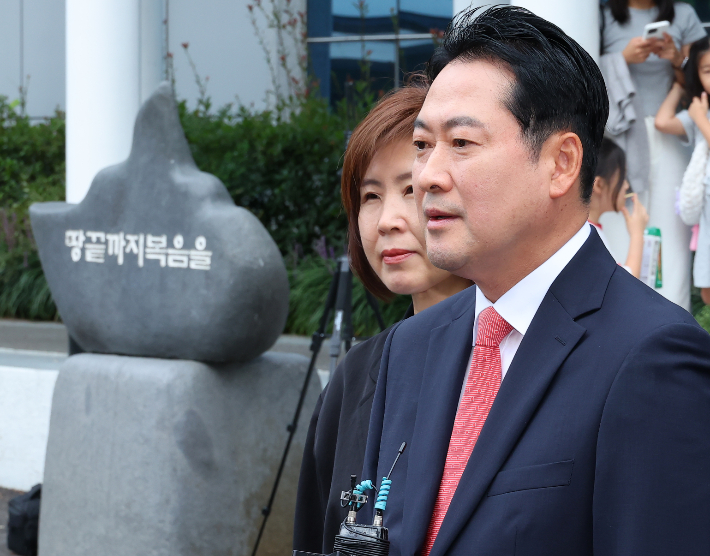 국민의힘 장동혁 대표가 14일 오전 부산 강서구 세계로교회 예배에 참석 하기 전 취재진 질문에 답하고 있다. 연합뉴스