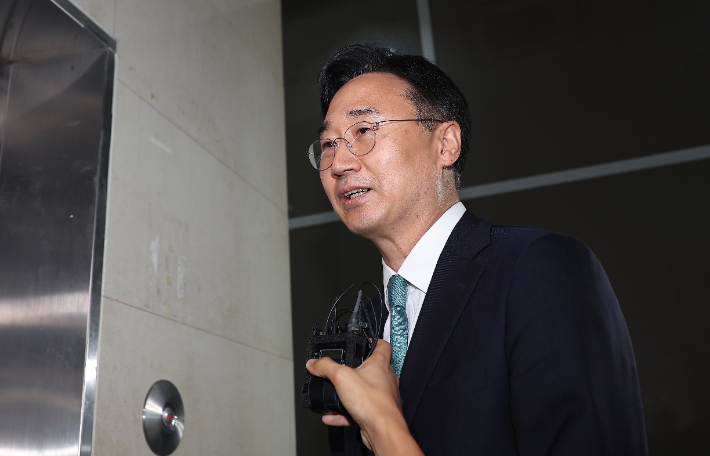신범철 전 국방부 차관이 14일 서울 서초구 순직해병특별검사팀 사무실로 출석하며 취재진 질문에 답하고 있다. 연합뉴스