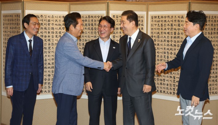 악수하는 정청래-김병기