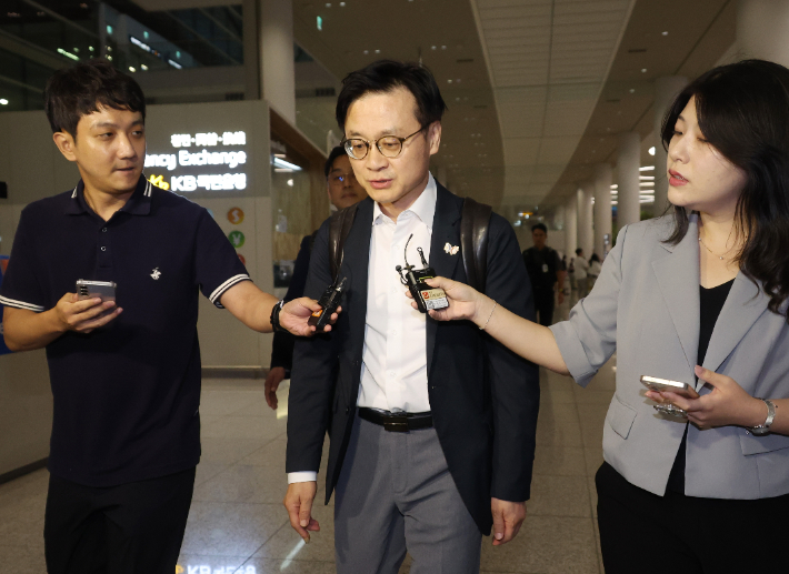 미국 현지에서 한미 관세협상 관련 후속 협의를 한 김정관 산업통상자원부 장관이 14일 오전 영종도 인천국제공항을 통해 귀국하고 있다. 연합뉴스