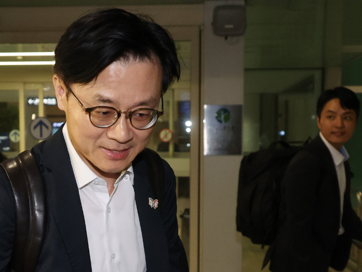 미국 현지에서 한미 관세협상 관련 후속 협의를 한 김정관 산업통상자원부 장관이 14일 오전 영종도 인천국제공항을 통해 귀국하고 있다. 연합뉴스