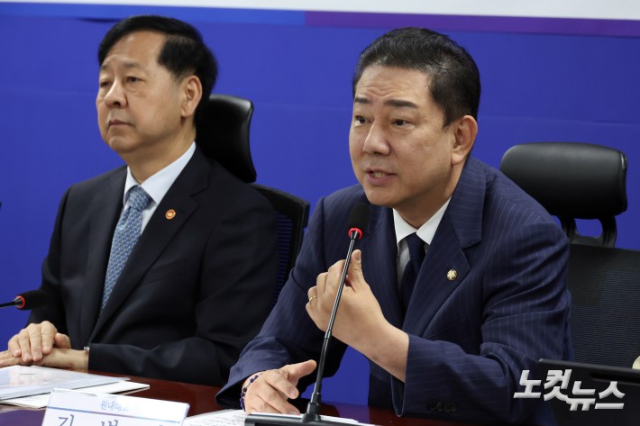 15일 서울 여의도 국회에서 열린 추석 민생안정대책 당정협의에서 더불어민주당 김병기 원내대표가 발언을 하고 있다.