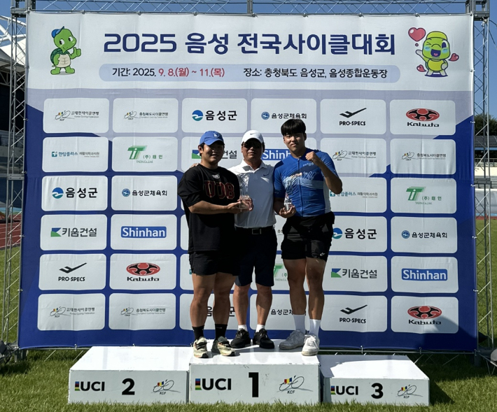 (왼쪽부터) 한오성(남일부 기록경기 2위, 단체스프린트 1위), 박염식 감독, 김준호남일부 독주경기 1위,단체스프린트 1위). 포항시체육회 제공