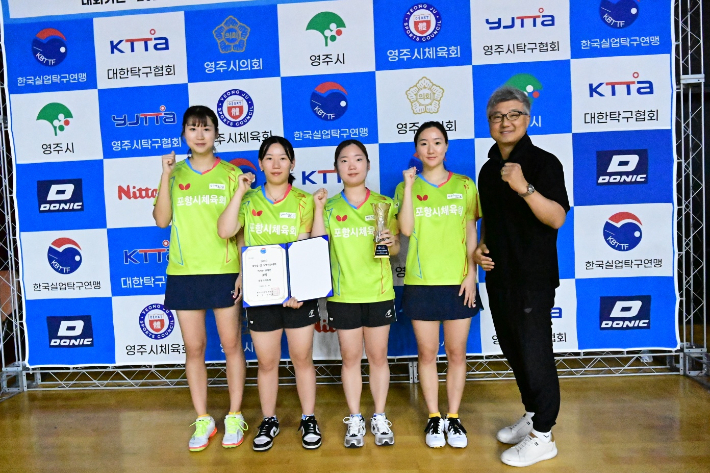 (왼쪽부터) 이수연(개인복식3위, 단체3위), 윤아린(개인단식3위,단체3위), 전여진(단체3위), 옹채연(개인복식3위, 단체3위), 이상한 감독. 포항시체육회 제공