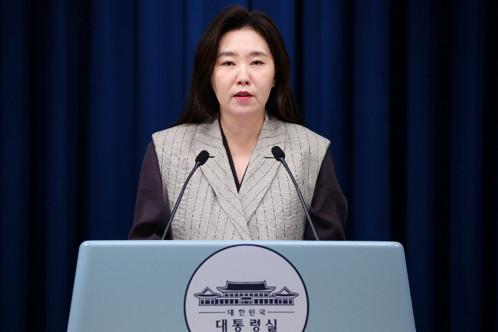 강유정 대통령실 대변인이 15일 용산 대통령실에서 이날 오후 열리는 핵심규제 합리화 전략회의에 대해 브리핑하고 있다. 연합뉴스