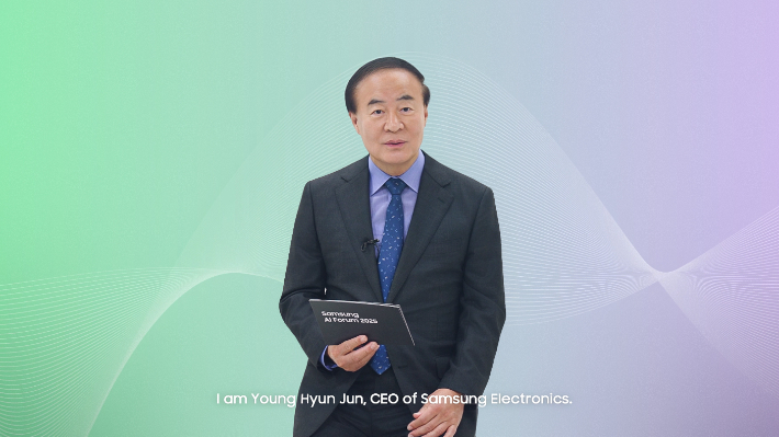 15일 경기도 용인에 위치한 삼성전자 The UniverSE에서 진행된 '삼성 AI 포럼 2025'에서 삼성전자 전영현 대표이사 부회장이 개회사를 하고 있다. 삼성전자 제공