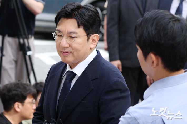 사기적 부정거래 혐의를 받는 방시혁 하이브 의장이 15일 오전 서울 마포구 서울경찰청 금융범죄수사대에 피의자 신분으로 출석하고 있다.