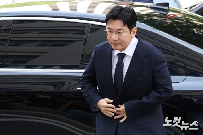 사기적 부정거래 혐의를 받는 방시혁 하이브 의장이 15일 오전 서울 마포구 서울경찰청 금융범죄수사대에 피의자 신분으로 출석하고 있다.