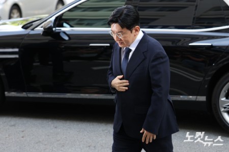 사기적 부정거래 혐의를 받는 방시혁 하이브 의장이 15일 오전 서울 마포구 서울경찰청 금융범죄수사대에 피의자 신분으로 출석하고 있다.