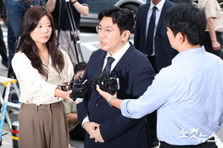 사기적 부정거래 혐의를 받는 방시혁 하이브 의장이 15일 오전 서울 마포구 서울경찰청 금융범죄수사대에 피의자 신분으로 출석하고 있다.