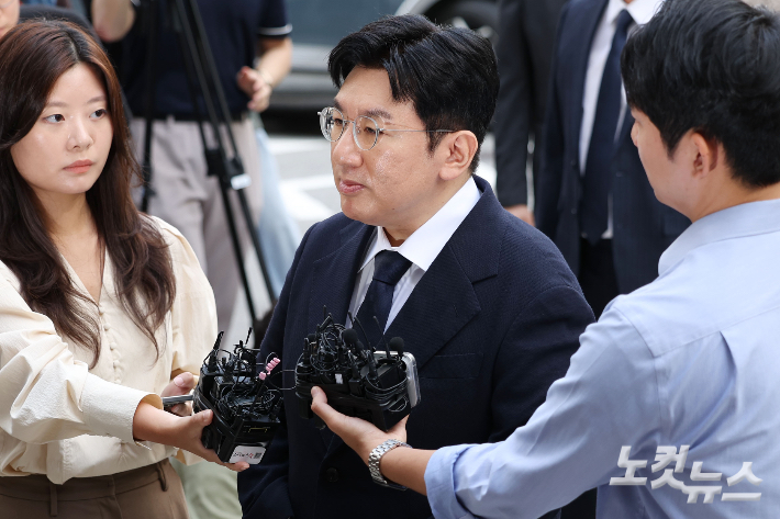 사기적 부정거래 혐의를 받는 방시혁 하이브 의장이 15일 오전 서울 마포구 서울경찰청 금융범죄수사대에 피의자 신분으로 출석하고 있다. 류영주 기자