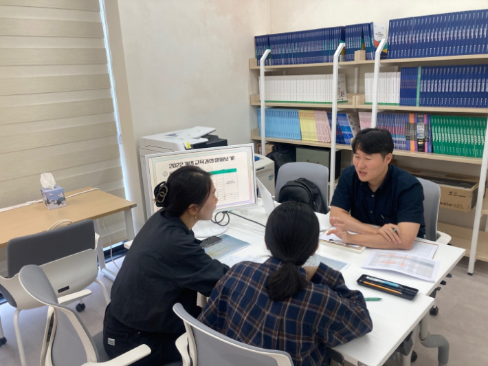 전북지역 고교 1학년 학생과 학부모가 전북교육청이 마련한 '맞춤형 진로·학업 설계 상담'을 받고 있다. 전북교육청 제공