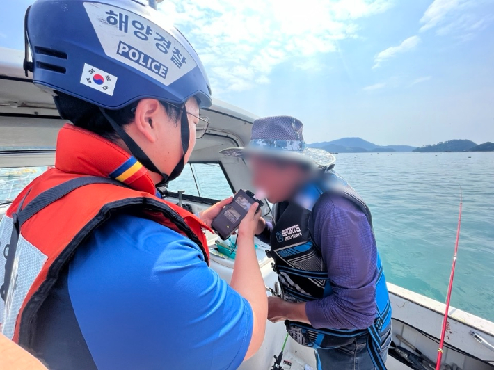 해경이 낚시어선 탑승객을 대상으로 음주 측정을 하고 있다. 전북 군산해양경찰서 제공