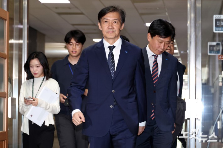 조국 비상대책위원장이 15일 서울 여의도 국회에서 열린 첫 비상대책위원회의에 참석을 위해 당회의실로 향하고 있다.