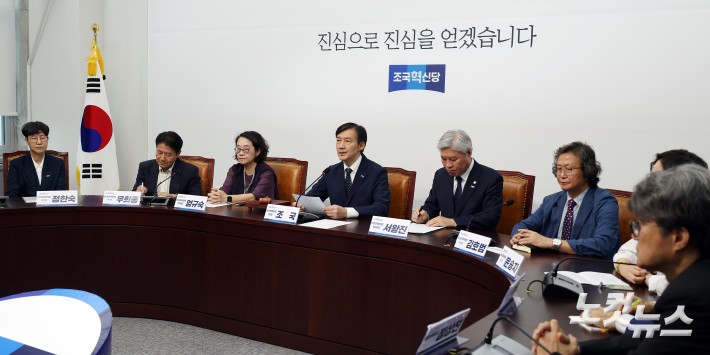 조국 비상대책위원장이 15일 서울 여의도 국회에서 열린 첫 비상대책위원회의에서 발언을 하고 있다.