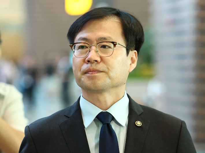 여한구 산업통상자원부 통상교섭본부장이 15일 미국과의 관세 협상 후속 협의를 위해 인천국제공항 제2터미널 출국장으로 향하고 있다. 연합뉴스