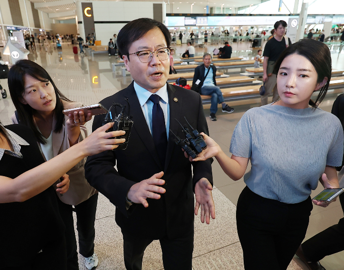 여한구 산업통상자원부 통상교섭본부장이 15일 미국과의 관세 협상 후속 협의를 위해 인천국제공항 제2터미널 출국장으로 향하며 취재진 질문에 답하고 있다. 연합뉴스