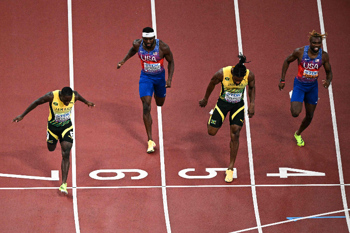 세빌(사진 맨 왼쪽)이 일본 도쿄 국립경기장에서 열린 2025 도쿄 세계육상선수권 남자 100ｍ 결선에서 가장 먼저 결승선을 통과하고 있다. 연합뉴스