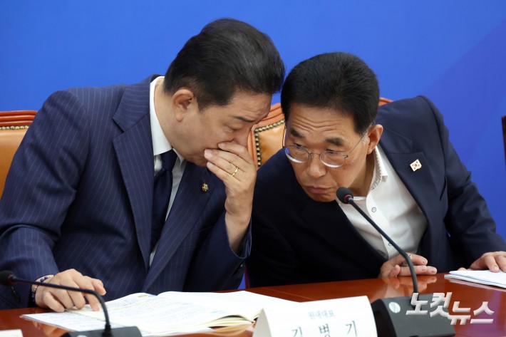 대화하는 김병기-김주영