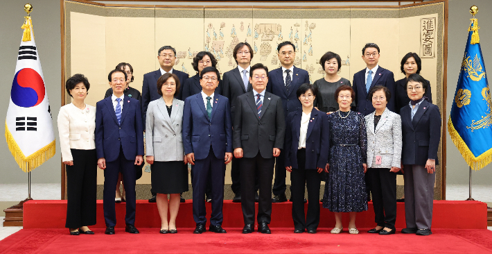 이재명 대통령이 15일 용산 대통령실에서 임명장 수여식 참석자 및 가족들과 기념촬영을 하고 있다. 연합뉴스
