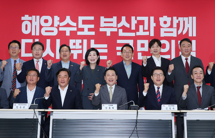 국민의힘 장동혁 대표를 비롯한 지도부와 부산 지역 국회의원들이 15일 부산 수영구 남천동 부산시당에서 열린 현장최고위원회에서 파이팅을 외치고 있다. 연합뉴스