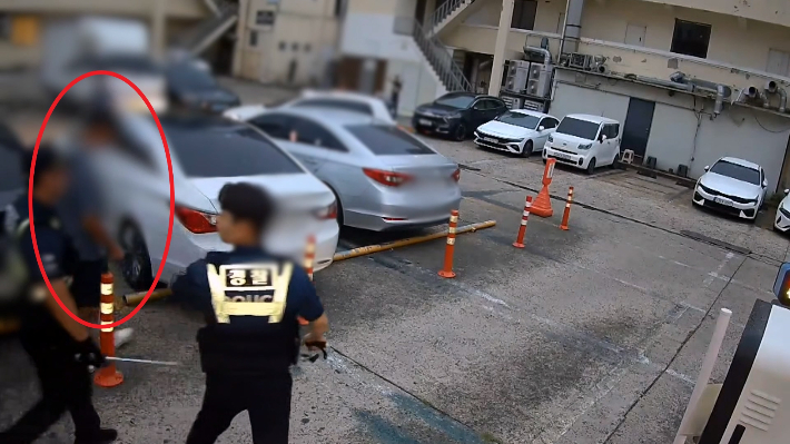 경찰이 지난 9일 부산 서면에서 흉기를 들고 배회한 남성을 붙잡은 모습. 부산경찰청 제공