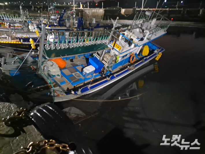 현사포구에 정박한 어선이 크게 기운 모습. 독자 제공