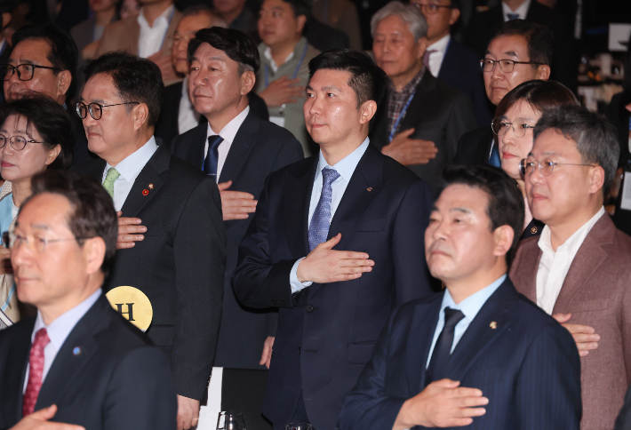 대한체육회 유승민 회장(사진 가운데)이 지난 3월 27일 서울 용산구 그랜드 하얏트 호텔에서 열린 취임식에서 국기에 대한 경례를 하고 있다. 연합뉴스