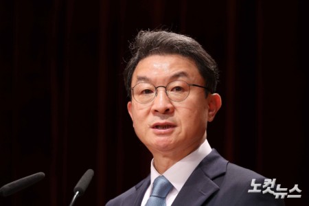 이억원 신임 금융위원장이 15일 정부서울청사 별관에서 취임사를 하고 있다.