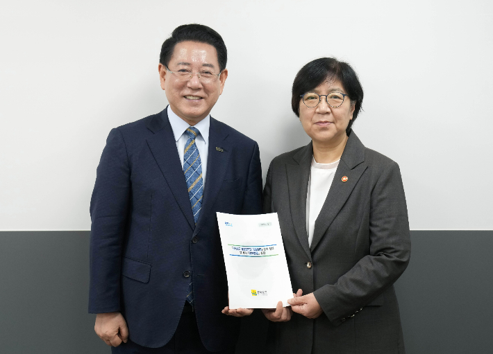 김영록 전라남도지사가 15일 오전 정부서울청사에서 정은경 보건복지부 장관과 면담을 갖고 전남 국립의대 설립 등 전남도 핵심 사업 해결을 위한 건의 및 협조를 요청하고 있다. 전라남도 제공 