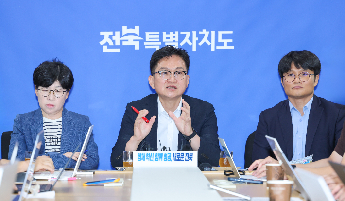 15일 오전 기자실, 전북도 천영평 기획조정실장이 새만금 국제공항 행정소송 관련으로 브리핑을 하고 있다. 전북도 제공