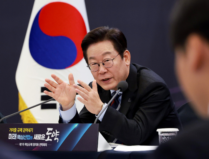 이재명 대통령이 15일 서울 성북구 한국과학기술연구원(KIST)에서 열린 제1차 핵심규제 합리화 전략회의에서 참석자들과 토론하고 있다. 연합뉴스