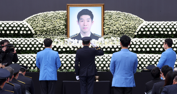 15일 인천 서구 인천해양경찰서에서 엄수된 '해양경찰관 고(故) 이재석 경사 영결식'에서 김용진 해양경찰청장이 헌화 후 경례하고 있다. 연합뉴스