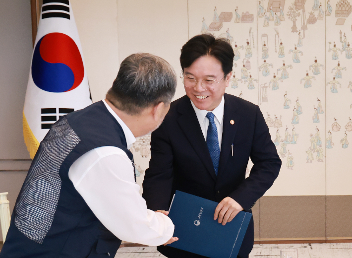 인사하는 고용노동부 장관과 한국노총 위원장. 연합뉴스